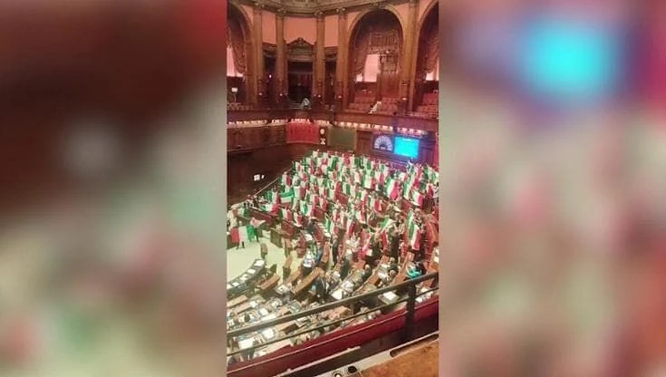 Le opposizioni in Aula cantano l'Inno di Mameli e mostrano il tricolore contro l'autonomia: seduta sospesa