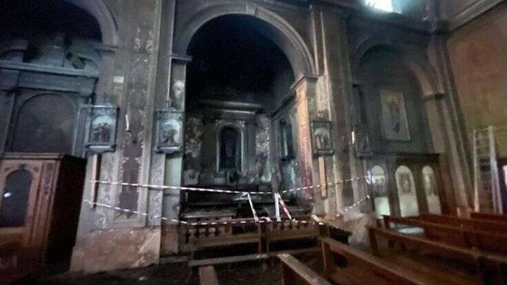 Parabiago, dà fuoco al presepe di carta nella chiesa: le fiamme danneggiano un organo del ‘600, edificio inagibile