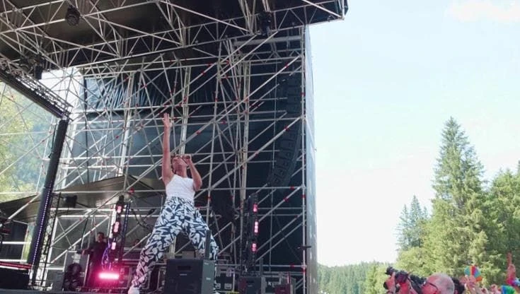 Mika scende dal palco, canta tra il pubblico del No Borders Festival: 