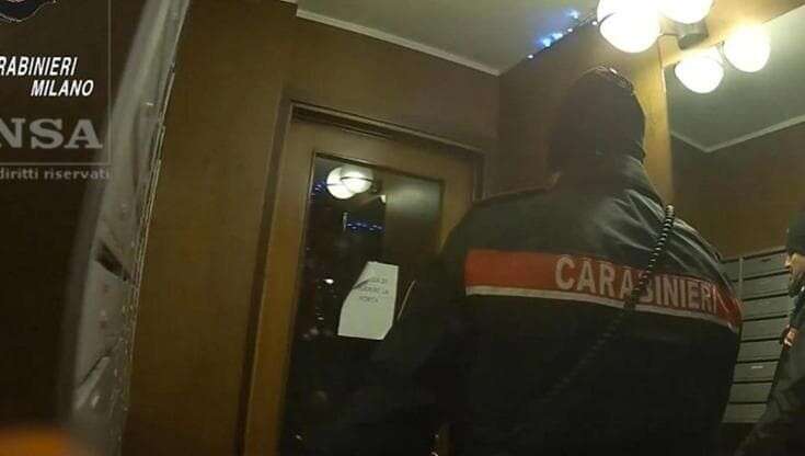 Scopre i ladri in casa dalle telecamere e 'guida' i carabinieri: l'arresto in presa diretta