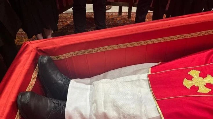 Con le sue scarpe nere e consumate: così Francesco ha scelto di essere sepolto