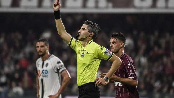 Clamoroso in Salernitana-Cesena: l'arbitro fischia la fine subito prima del gol degli ospiti