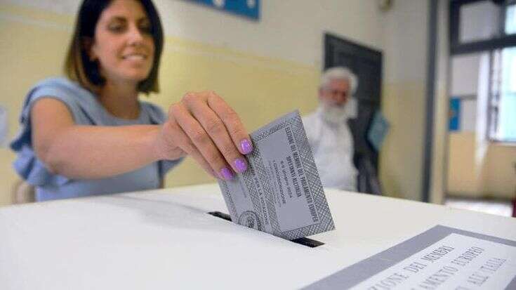 Elezioni in Lombardia, l’affluenza alle 12 al 28,7%: si vota fino alle 23. A Bergamo, Cremona e Pavia effetto Comunali sul numero di votanti