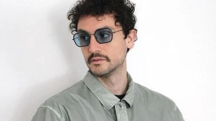 Carl Brave, il nuovo album è “Notti Brave Amarcord”: “Faccio il morto a galla con la vita”