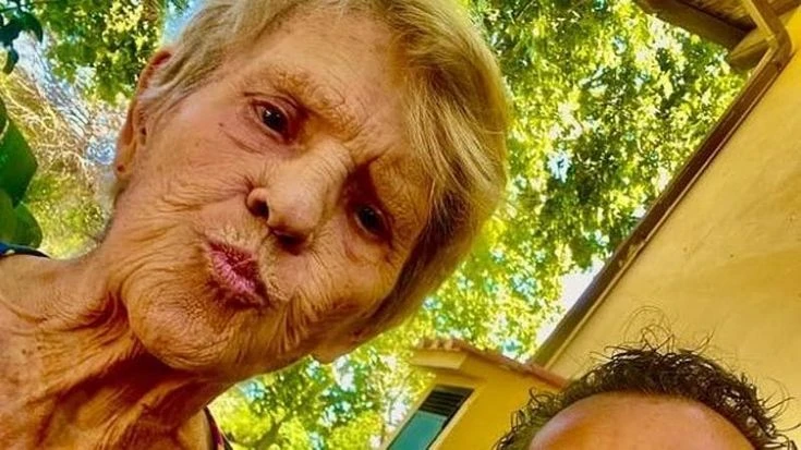 Enzo Salvi sui social: “La mia mamma è volata via. Ho perso il mio faro, la mia radice”