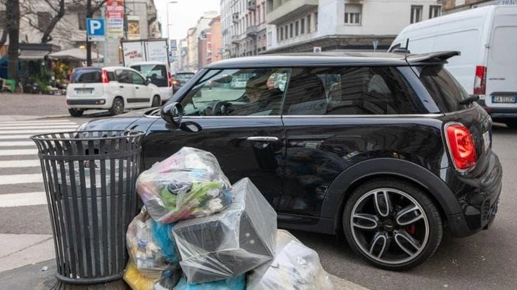 Spazzatura lanciata dalle finestre delle case popolari: telecamere a Brescia, Bergamo e Mantova