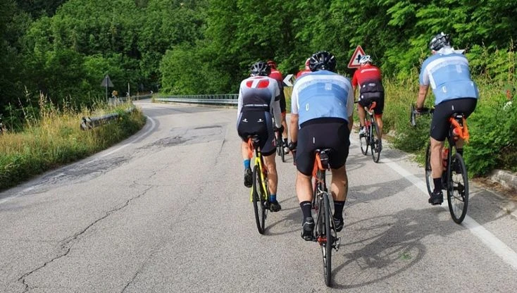 Chase the sun quarta edizione, la carica dei trecento ciclisti dall'Adriatico al Tirreno