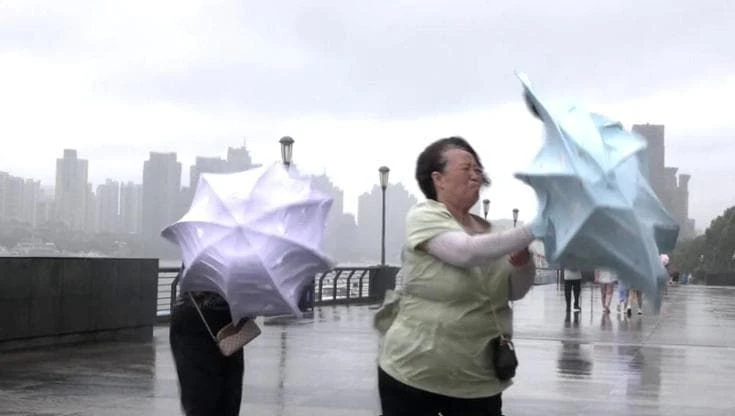 Tempesta su Shanghai: voli cancellati e traghetti bloccati, evacuate 280 mila persone