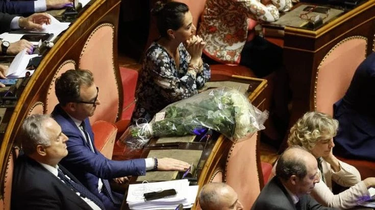 Berlusconi, la commemorazione alla Camera finisce in bagarre. M5S: “No alla beatificazione”. Centrodestra esce dall’Aula per protesta