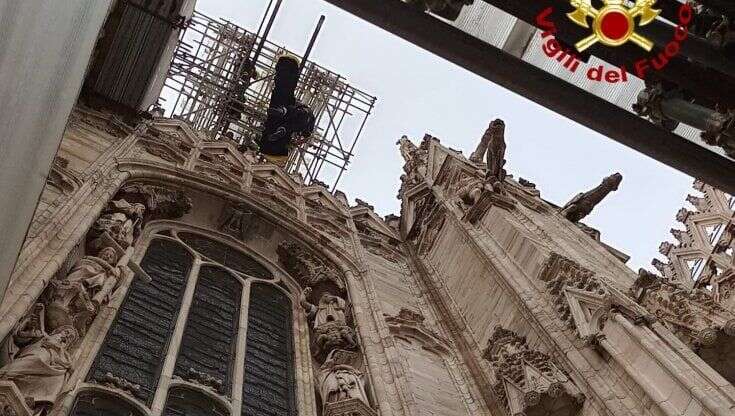 Si frattura una caviglia sulle terrazze del Duomo di Milano: una turista calata dall'alto con una imbracatura