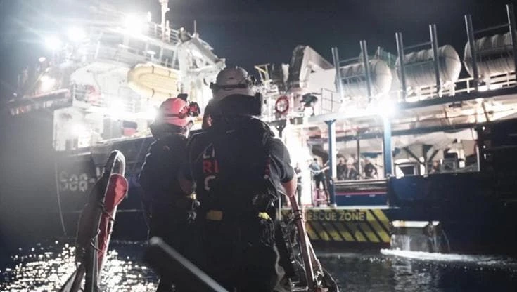 Mani tese nel buio, Sea Watch salva sei naufraghi nella notte: 