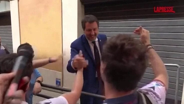 Coppa Italia, lo sfottò dei tifosi bolognesi a Salvini a Montecitorio: 