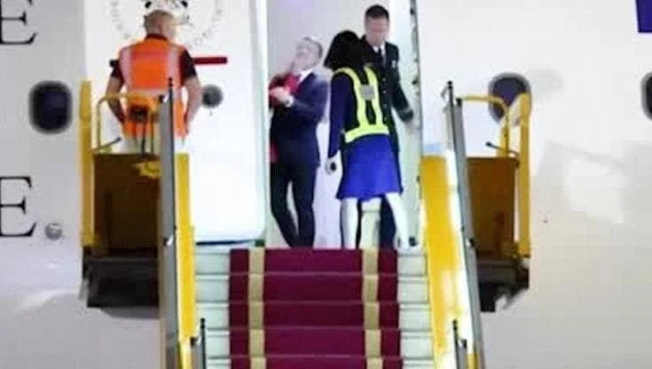 La “manata” di Brigitte a Macron sull’aereo, l’Eliseo minimizza: “Stavano giocando”
