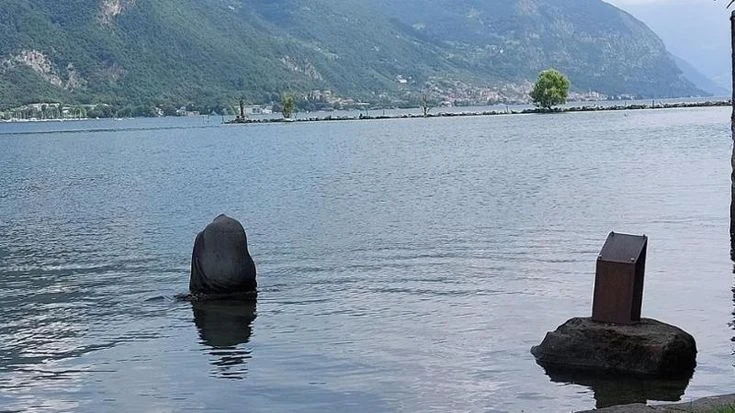 Decapitata la Sirenetta del lago d’Iseo: multati quattro ragazzini