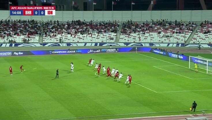 La punizione da trenta metri è una magia: il pallone prende un effetto impossibile e il portiere rimane fermo