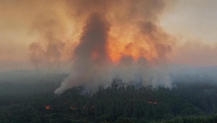 Galizia a fuoco, i boschi fumano come un vulcano: il drone mostra colline nere e scheletri d’alberi
