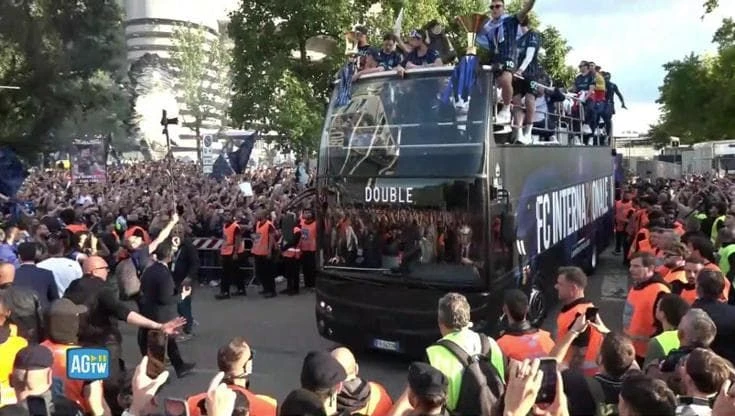 Milano, festa scudetto: il bus con i giocatori dell'Inter lascia San Siro circondato da tifosi