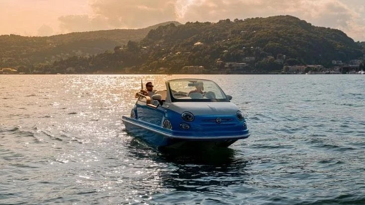 A bordo di una 500 sul lago di Como: ora l’ultima moda è navigare su quattro ruote