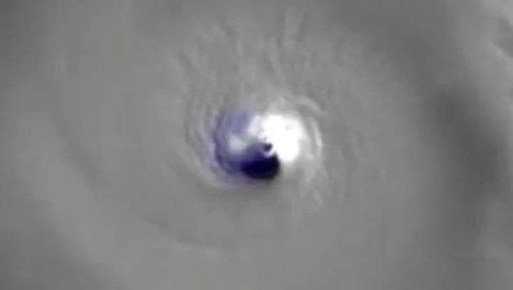 Lampi nell’occhio dell’uragano Melissa: la furia tropicale incombe sulla Giamaica