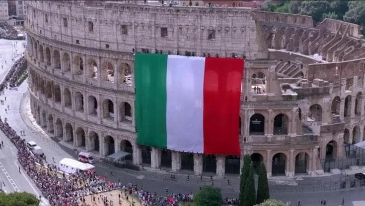 Festa della Repubblica, i Vigili del Fuoco srotolano un enorme tricolore dal Colosseo