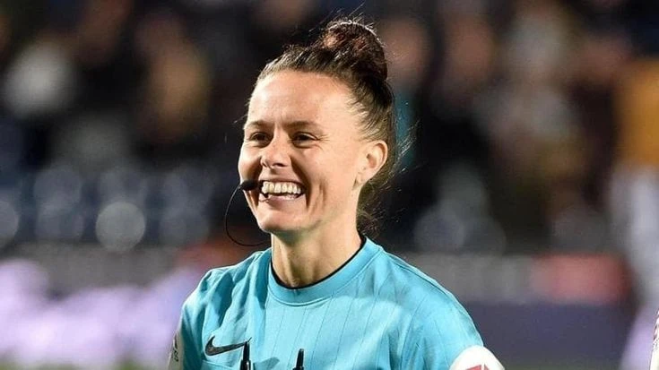Rebecca Welch prima donna ad arbitrare una partita di Premier League. La Serie A è più avanti