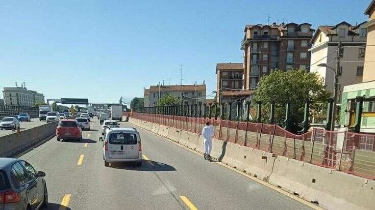 In monopattino sull'autostrada A4 a 50km/h e con gli auricolari: lo scatto finisce sui social e scatena le polemiche