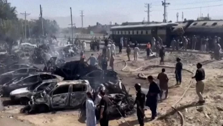 Pakistan: attacco a un treno di militari, decine di vittime