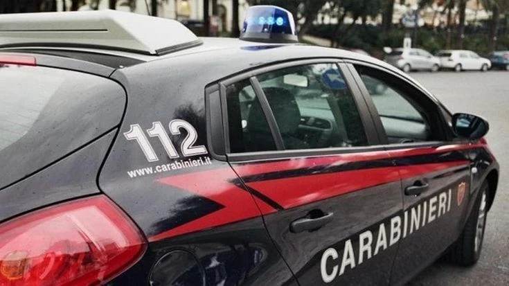 Cade da 3 metri mentre lavora in nero: gli imprenditori non lo soccorrono e lo abbandonano in strada