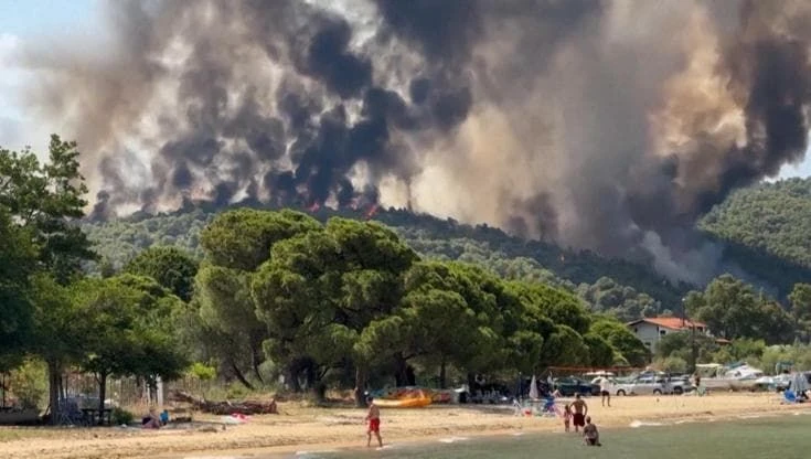 Halkidiki in fiamme, turisti filmano dalla spiaggia l’incendio che minaccia la costa greca