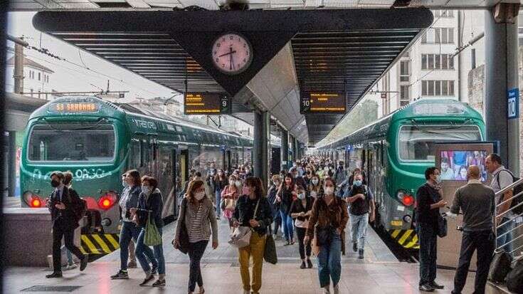 Altri 10 anni di contratto a Trenord, i pendolari: “Scelta politica in contrasto con le nostre esperienze quotidiane”