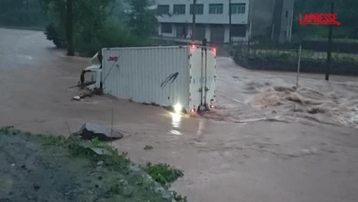 Alluvione in Cina: intere città sommerse da acqua e fango