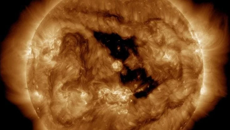 Un enorme buco coronale nel sole punta verso la terra: allerta tempeste geomagnetiche in arrivo