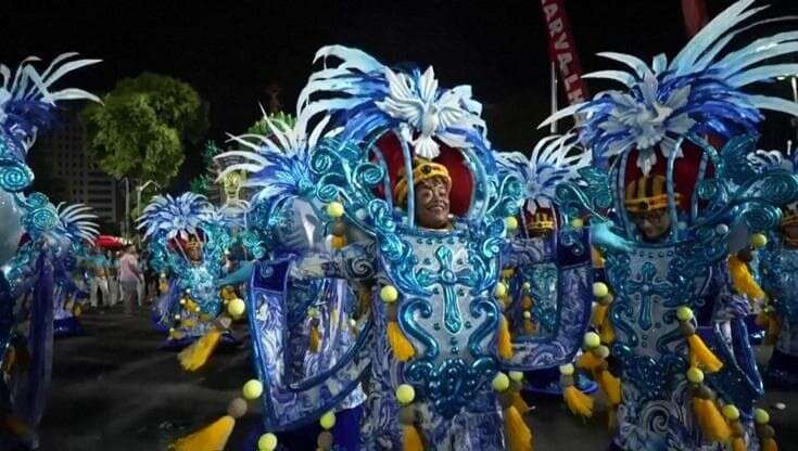 Brasile, Rio in festa per il Carnevale: maschere colorate e balli al Sambodromo