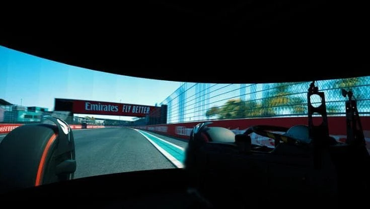 F1, dentro il simulatore Mercedes: sembra un gioco, ma per i piloti è vitale