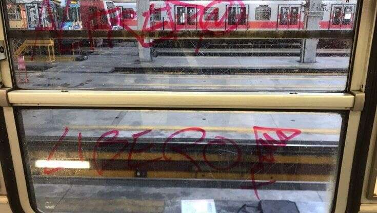 Alfredo Cospito, a Milano scritte di solidarietà all'anarchico in carcere sui treni della metropolitana