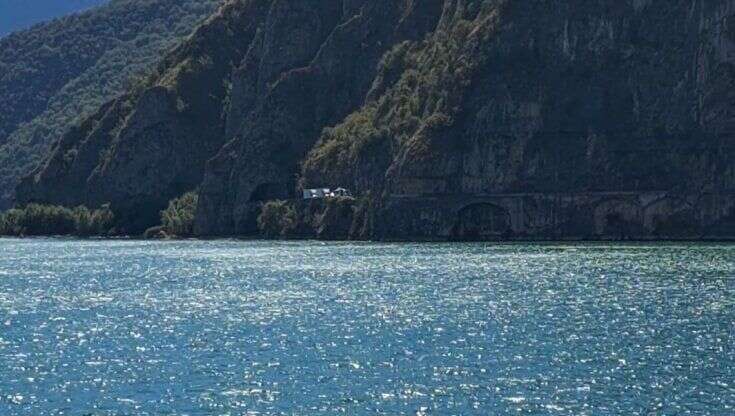 Sul lago di Iseo si gira The Old Guard 2: strade chiuse e inseguimenti con le supercar