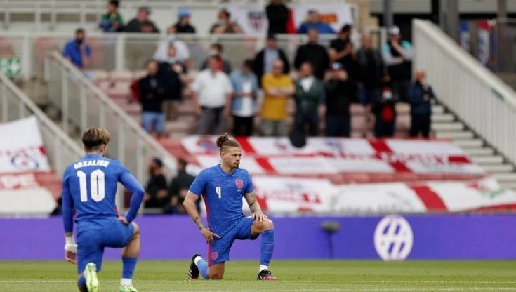 Inghilterra, squadre in ginocchio: altri ululati dei tifosi prima della gara con la Romania