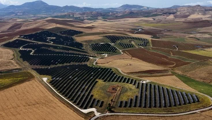 Viaggio in Sicilia, nei parchi agrivoltaici che alimentano i data center di Amazon