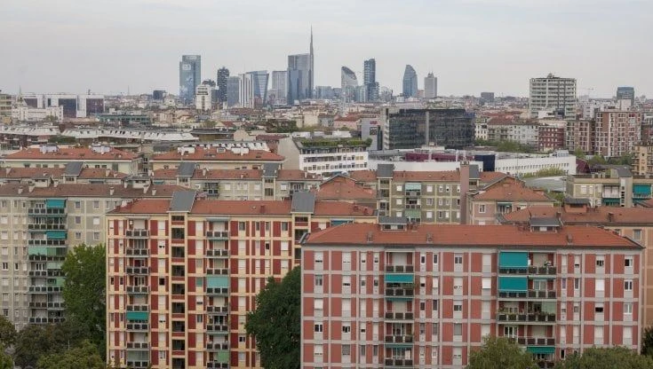 Milano, vetrate senza permessi su 'logge' e balconi: l'impatto sulla città. Ma per l'Urbanistica è un grattacapo