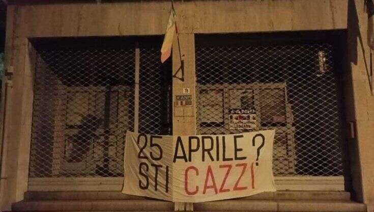 Striscione contro il 25 Aprile a Legnano sulla sede dell'Anpi, un 