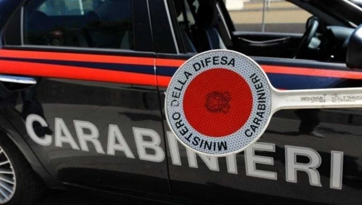 Fugge dopo una rapina, ma rimane a secco di benzina e viene portato in caserma dai genitori: 37enne condannato a un anno e dieci mesi
