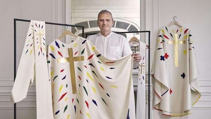 Jean-Charles de Castelbajac disegna le tonache ‘streetwear’ per la riapertura di Notre Dame