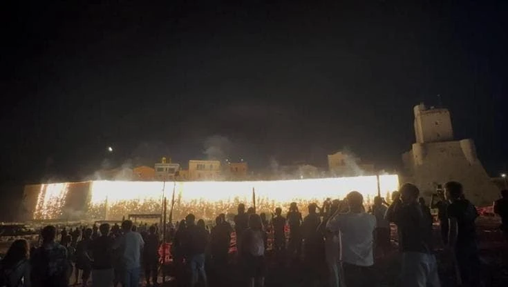 Termoli, in 60mila per la cascata di luce: i fuochi rievocano l'assalto ottomano
