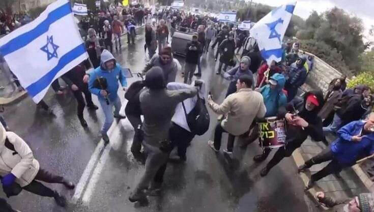 Tel Aviv, marcia contro il governo: la polizia carica i manifestanti vicino alla casa di Netanyahu