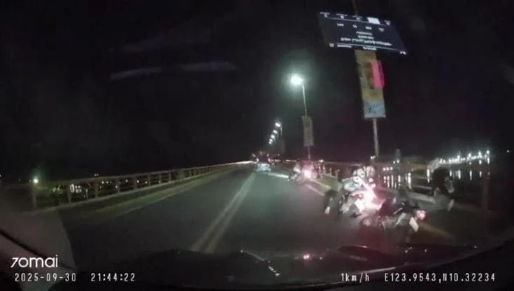 Flippine, terremoto di magnitudo 6.9: il ponte oscilla paurosamente e fa cadere i motociclisti