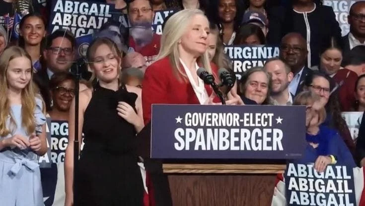 Virginia, l'ex agente Cia Abigail Spanberger prima governatrice: la gioia e la dedica alle figlie
