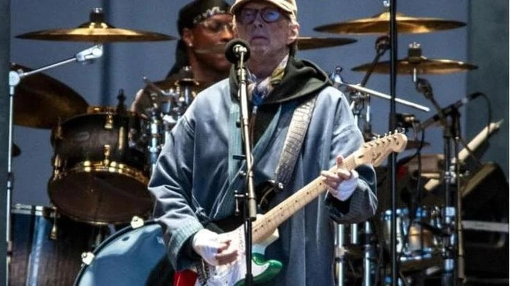 Eric Clapton, il concerto a Milano con i colori della Palestina sulla chitarra