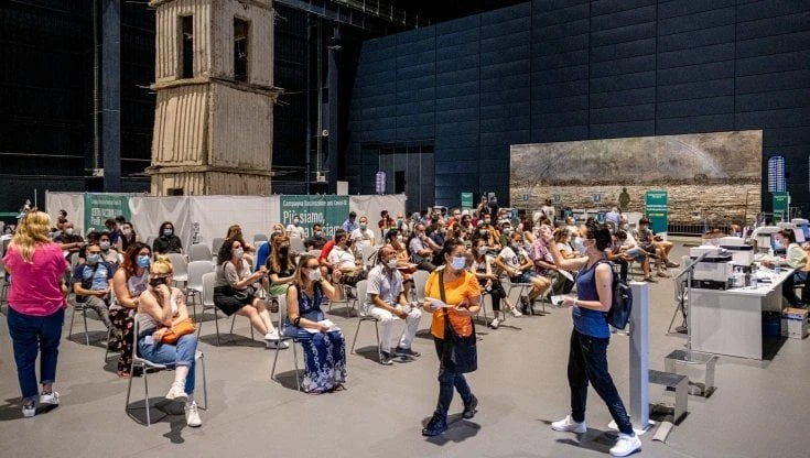 Milano, le vaccinazioni nel segno dei giovani: “Un valore sociale, sono vissute come un segno di libertà