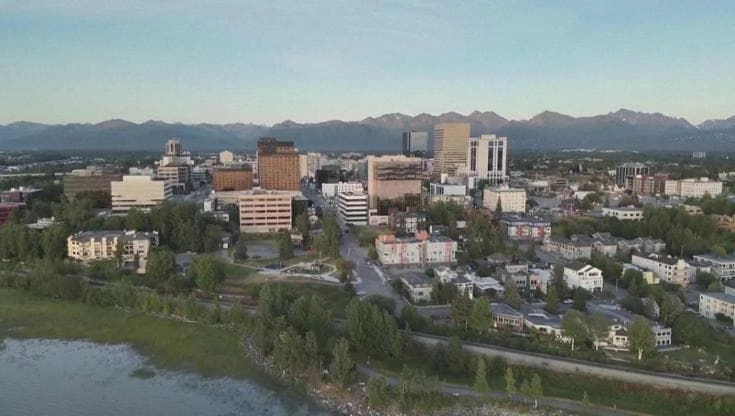 Alaska, ecco Anchorage la città dove si incontreranno Putin e Trump. Le immagini dal drone