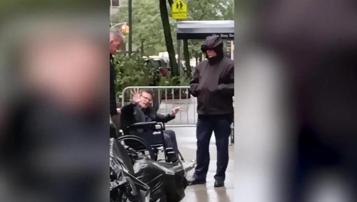 New York, Michael J. Fox malato e in carrozzina saluta i suoi fan che lo accolgono: 